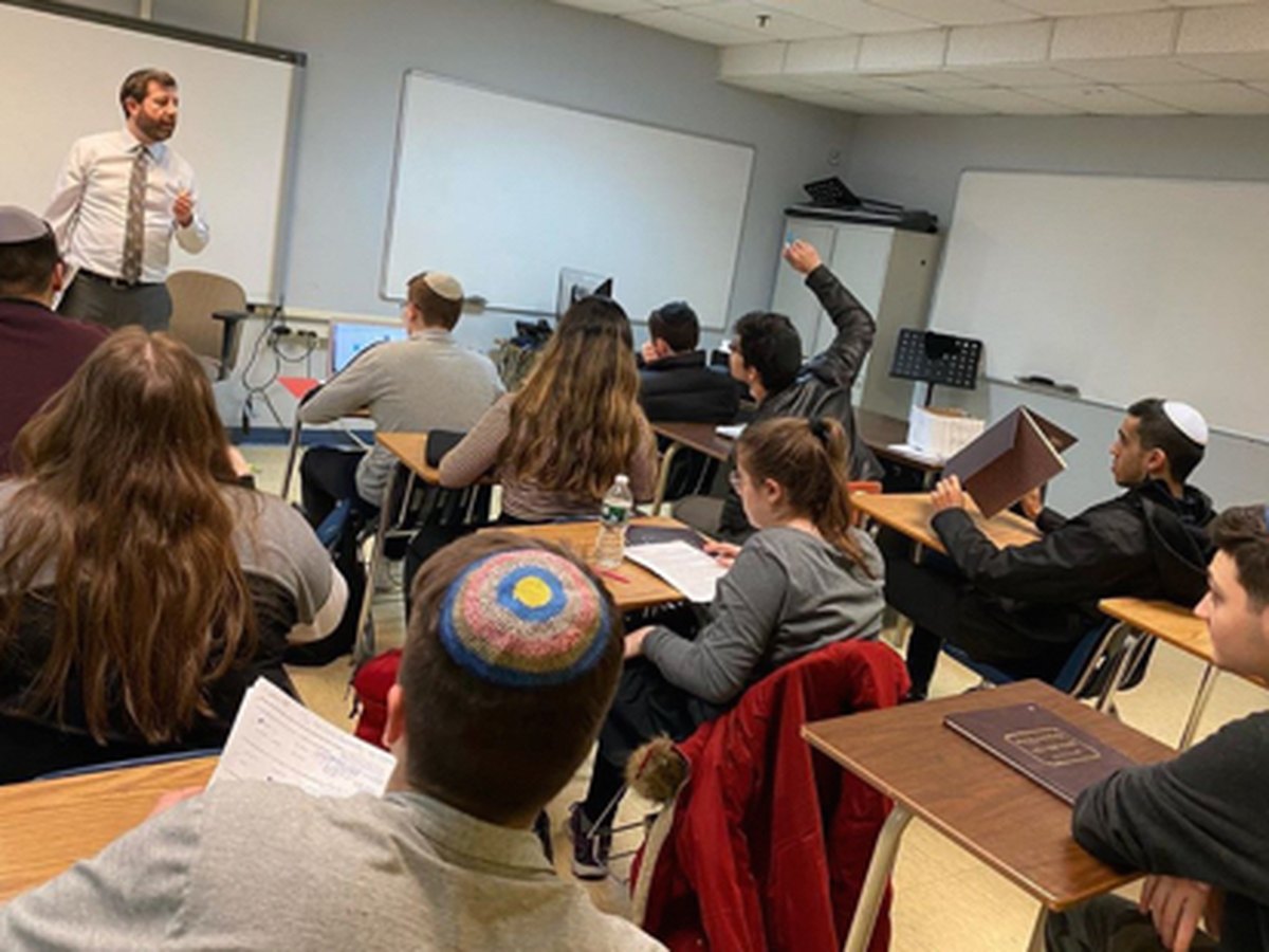 Rabbi Beer teaching a WHHS class